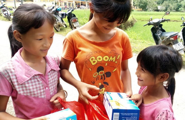 Niềm vui của các bé khi được đoàn y bác sỹ kiểm tra sức khỏe, tư vấn dinh dưỡng và phát quà