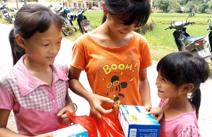 Niềm vui của các bé khi được đoàn y bác sỹ kiểm tra sức khỏe, tư vấn dinh dưỡng và phát quà