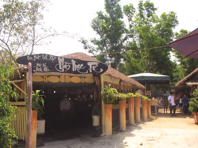 Du khách ghé thăm dãy cửa hàng điêu khắc trên gỗ, đá