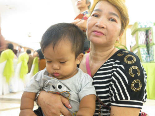 Chàng trai 1,2 m nuôi vợ 1,6 m học bác sĩ đa khoa