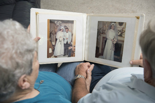 Jane và Ken xem lại ảnh cưới. Jane và Ken xem lại ảnh cưới. Ảnh: Cleveland Clinic.