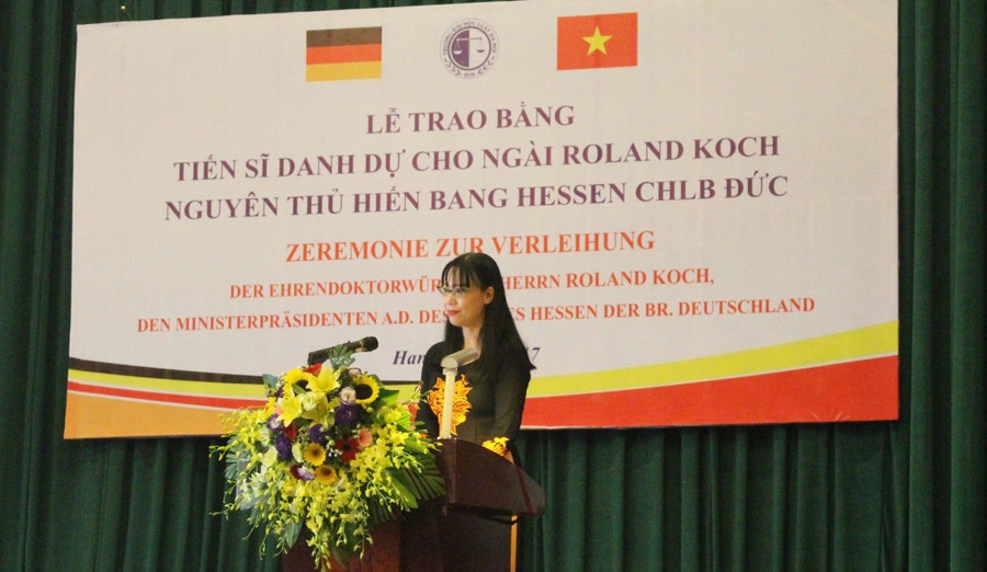 “Dự thảo Luật sửa đổi, bổ sung một số điều của Luật Giáo dục đại học quy định, phân quyền tự chủ và trách nhiệm giải trình đến từng đơn vị, cá nhân trong cơ sở giáo dục đại học; Công khai các điều kiện đảm bảo chất lượng, kết quả kiểm định, tỷ lệ sinh viên tốt nghiệp có việc làm và các thông tin khác theo quy định của pháp luật”. PGS.TS Vũ Thị Lan Anh “Dự thảo Luật sửa đổi, bổ sung một số điều của Luật Giáo dục đại học quy định, phân quyền tự chủ và trách nhiệm giải trình đến từng đơn vị, cá nhân trong cơ sở giáo dục đại học; Công khai các điều kiện đảm bảo chất lượng, kết quả kiểm định, tỷ lệ sinh viên tốt nghiệp có việc làm và các thông tin khác theo quy định của pháp luật”. PGS.TS Vũ Thị Lan Anh