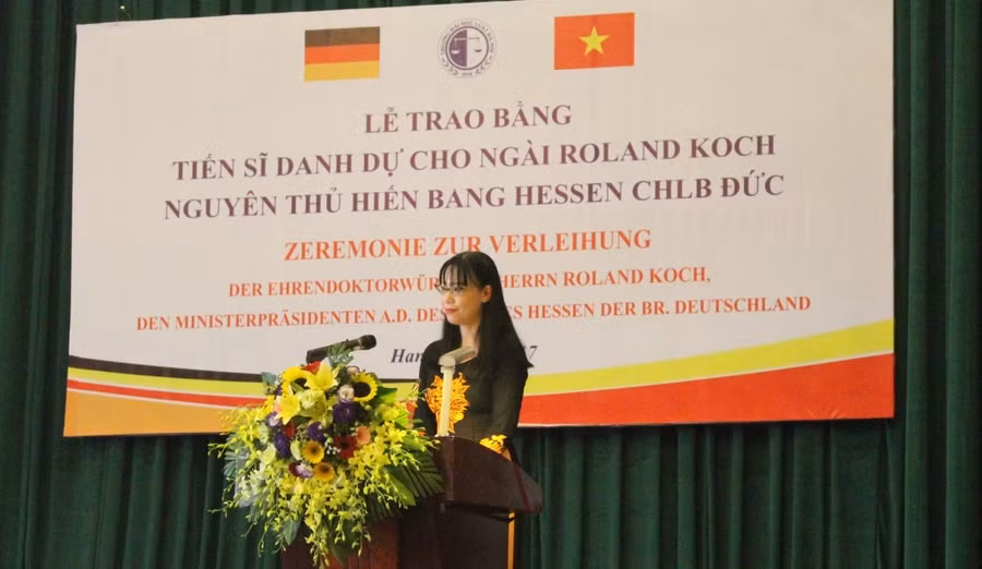 “Dự thảo Luật sửa đổi, bổ sung một số điều của Luật Giáo dục đại học quy định, phân quyền tự chủ và trách nhiệm giải trình đến từng đơn vị, cá nhân trong cơ sở giáo dục đại học; Công khai các điều kiện đảm bảo chất lượng, kết quả kiểm định, tỷ lệ sinh viên tốt nghiệp có việc làm và các thông tin khác theo quy định của pháp luật”. PGS.TS Vũ Thị Lan Anh