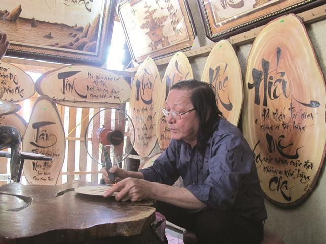 Người khắc thơ Hàn bằng bút lửa