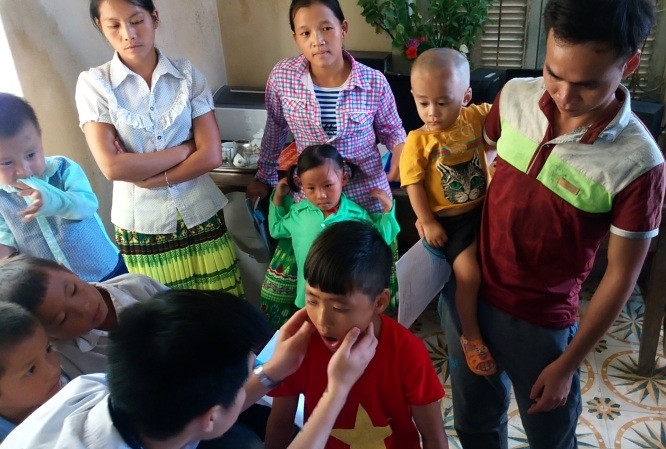 Với sự hướng dẫn của các bác sỹ dinh dưỡng, các em còn được đội ngũ y bác sỹ Bệnh viện Nhi Trung ương kiểm tra và hướng dẫn cho bố mẹ, các em tự chăm sóc vệ sinh cá nhân hàng ngày