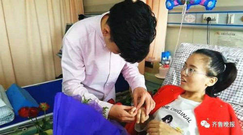 Chàng trai muốn cầu hôn để bạn gái biết anh sẽ đồng hành cùng cô. Ảnh: Sina.