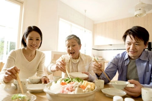 Mẹ giận con dâu, quyết chia đôi căn bếp