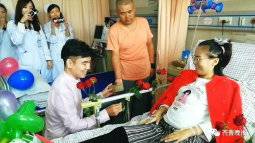 Triệu Kha cầu hôn Nhã Luân vào đúng ngày hai người nhận lời yêu nhau, một năm trước đó. Ảnh: Sina.