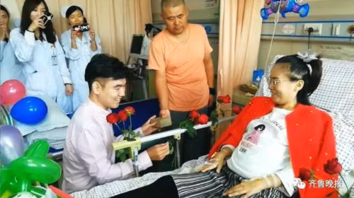 Triệu Kha cầu hôn Nhã Luân vào đúng ngày hai người nhận lời yêu nhau, một năm trước đó. Ảnh: Sina.