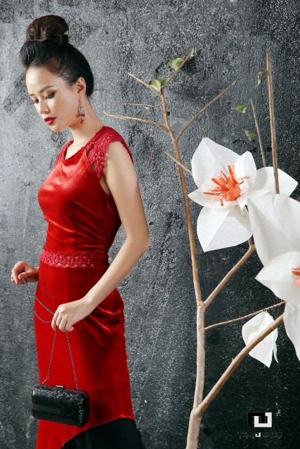 Trong ảnh người mẫu thể hiện một thiết kế sang trọng, đầy nét hiện đại, hòa quyện với kỹ thuật đan móc truyền thống tinh tế của phụ nữ Việt Trong ảnh người mẫu thể hiện một thiết kế sang trọng, đầy nét hiện đại, hòa quyện với kỹ thuật đan móc truyền thống tinh tế của phụ nữ Việt