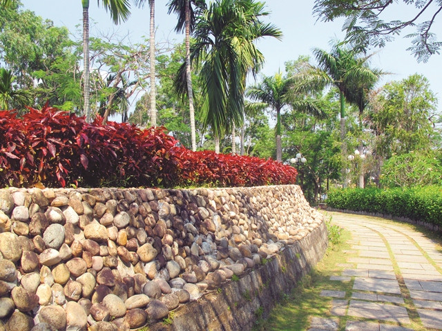 Con đường quanh co trên đồi Thi Nhân