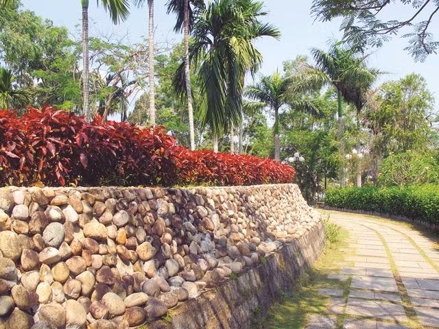 Con đường quanh co trên đồi Thi Nhân