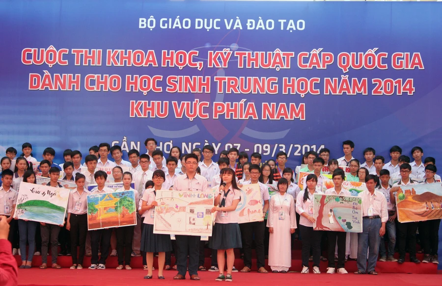 Các đội dự thi tham gia giới thiệu tại lễ khai mạc