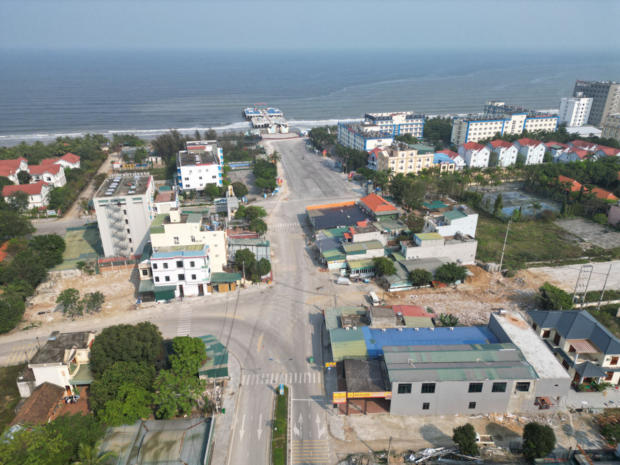 Vị trí đường đi xuống biển bị "thắt nút cổ chai" bởi những căn nhà nằm án ngữ giữa đường. (Ảnh: NT).