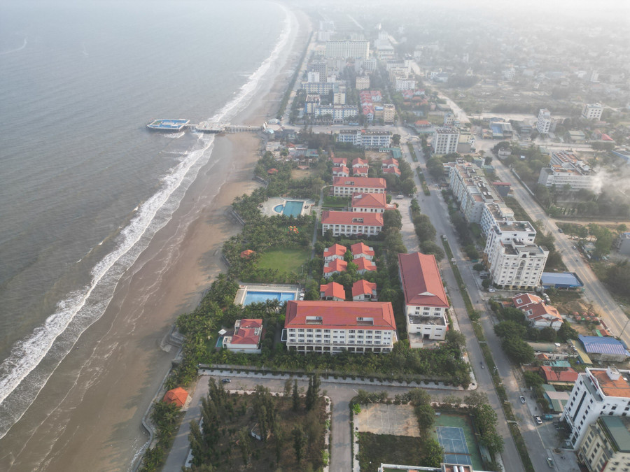 Đường bờ biển bị chặn lại bởi cả những khu nghỉ dưỡng làm sát mép biển. (Ảnh: NT).