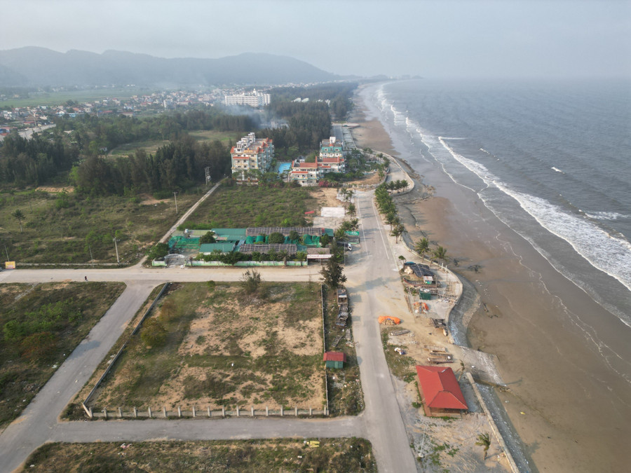 Con đường bị băm thành nhiều khúc cong "bất đắc dĩ". (Ảnh: NT).