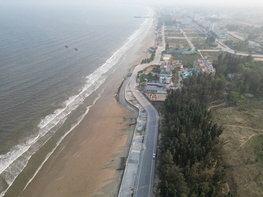 Trước đó, nhiều đoạn trên tuyến đường được cố tình "uốn cong mềm mại" thậm chí bị chặt đứt để tránh các khu khách sạn, nghỉ dưỡng. (Ảnh: NT). Trước đó, nhiều đoạn trên tuyến đường được cố tình "uốn cong mềm mại" thậm chí bị chặt đứt để tránh các khu khách sạn, nghỉ dưỡng. (Ảnh: NT).