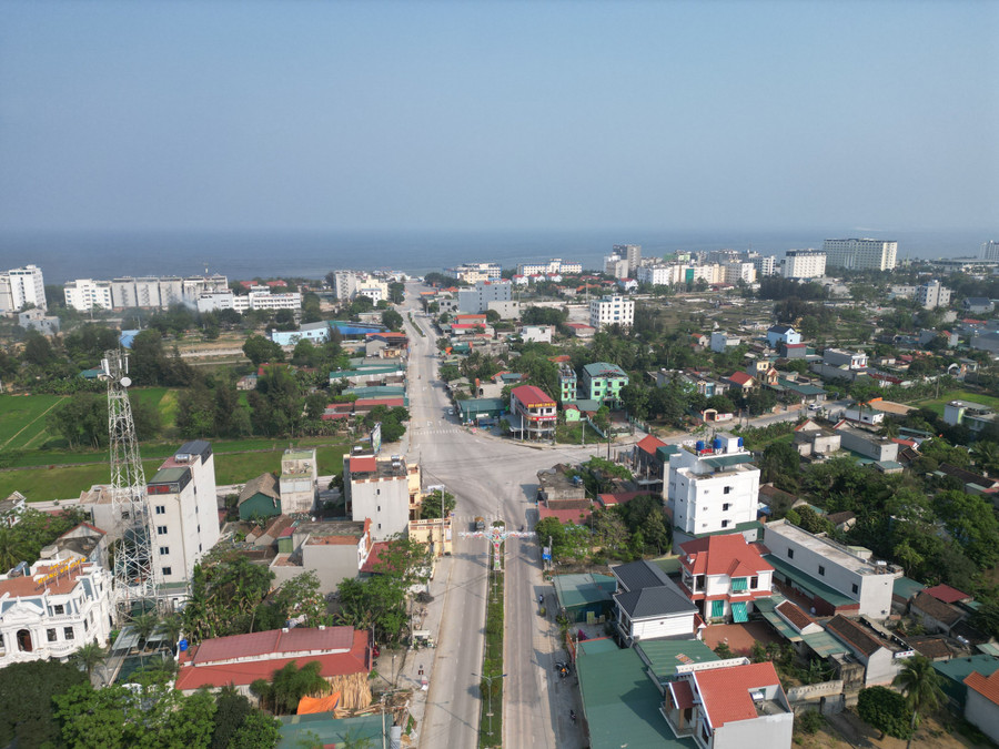 Đây là con đường được tỉnh Thanh Hóa đầu tư với số tiền rất lớn, có 2 làn đường từ đường tránh Quốc lộ 1A xuống tới bờ biển, nhưng khi tới đây thì nó hẹp lại tạo thành nút "thắt cổ chai". (Ảnh: NT).