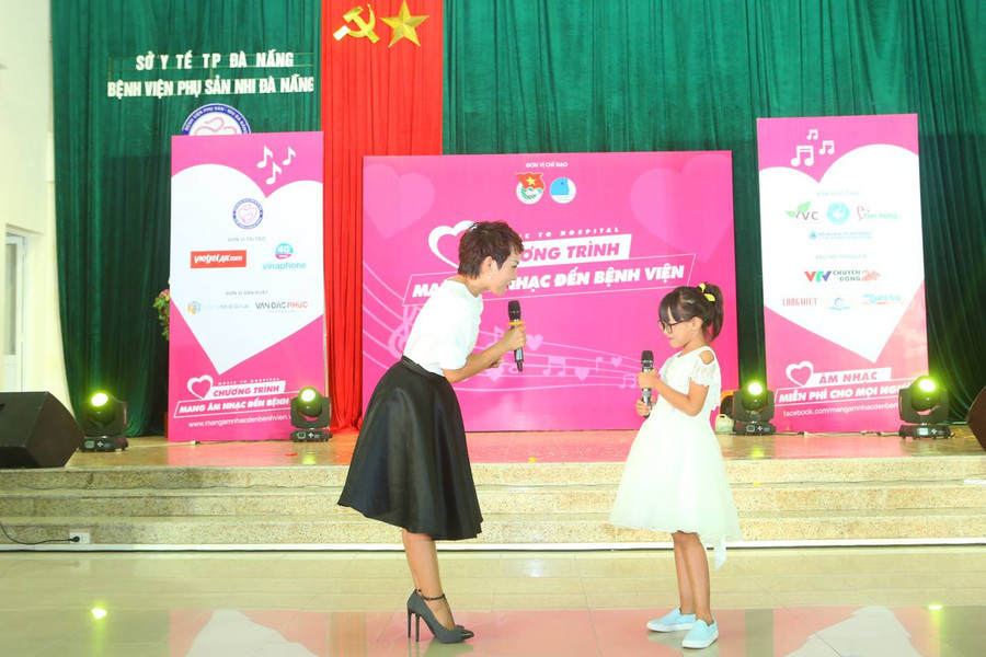 Bé “Gạo Nếp” Thái An bộc lộ năng khiếu nghệ thuật từ rất sớm. Cùng với mẹ - ca sĩ Thái Thùy Linh, cô bé mang tới khán giả một ca khúc tự sáng tác: “Chú mèo nhà em”