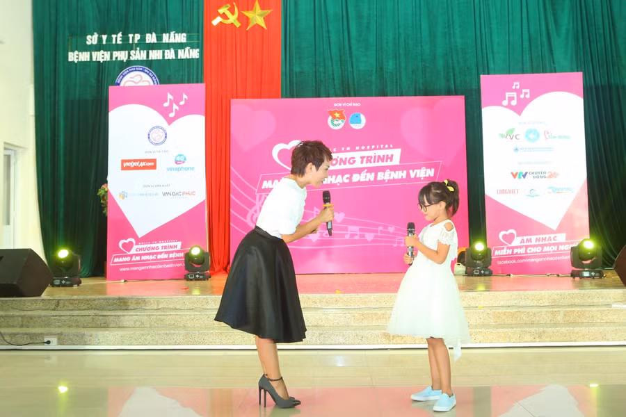 Bé “Gạo Nếp” Thái An bộc lộ năng khiếu nghệ thuật từ rất sớm. Cùng với mẹ - ca sĩ Thái Thùy Linh, cô bé mang tới khán giả một ca khúc tự sáng tác: “Chú mèo nhà em”