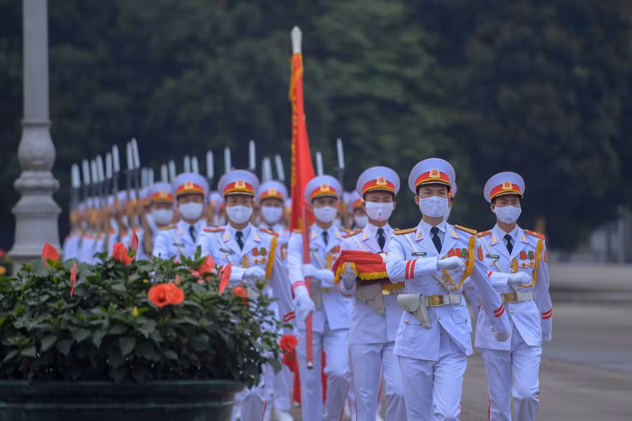 Đội tiêu binh diễu hành qua cửa Lăng Bác.