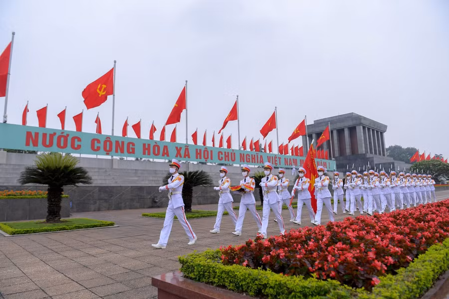 Sau lễ thượng cờ, đội tiêu binh diễu hành một vòng trước cửa Lăng Bác rồi trở về vị trí cũ.
