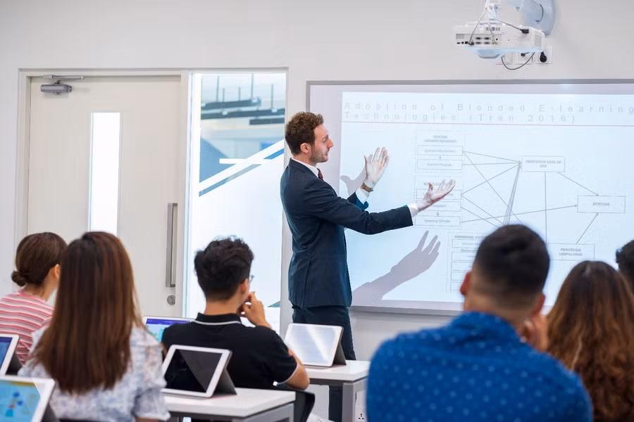 Các chương trình cử nhân tại BUV được giảng dạy hoàn toàn bằng tiếng Anh bởi đội ngũ 100% giảng viên quốc tế