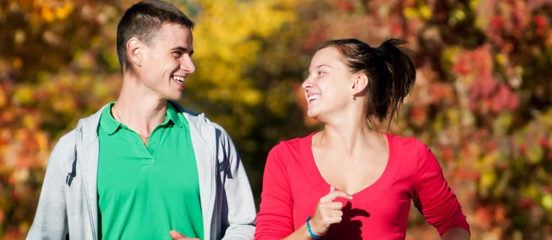 Tán tỉnh là một dấu hiệu tinh tế khi tình bạn phát triển thành tình yêu. (Ảnh: ITN). Tán tỉnh là một dấu hiệu tinh tế khi tình bạn phát triển thành tình yêu. (Ảnh: ITN).