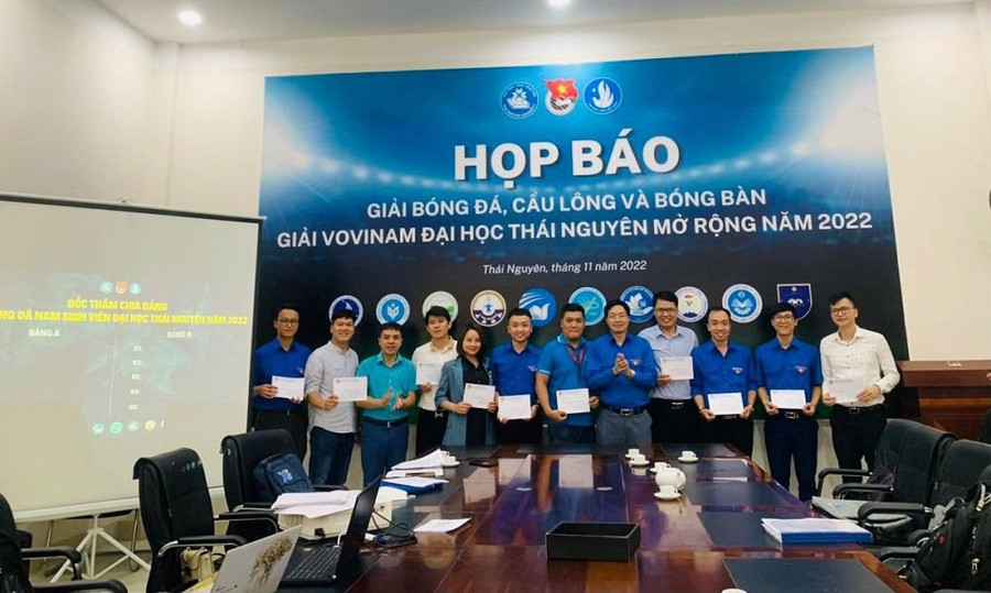 Ban tổ chức trao quà động viên, khích lệ tinh thần các đơn vị tham gia thi đấu. Ban tổ chức trao quà động viên, khích lệ tinh thần các đơn vị tham gia thi đấu.