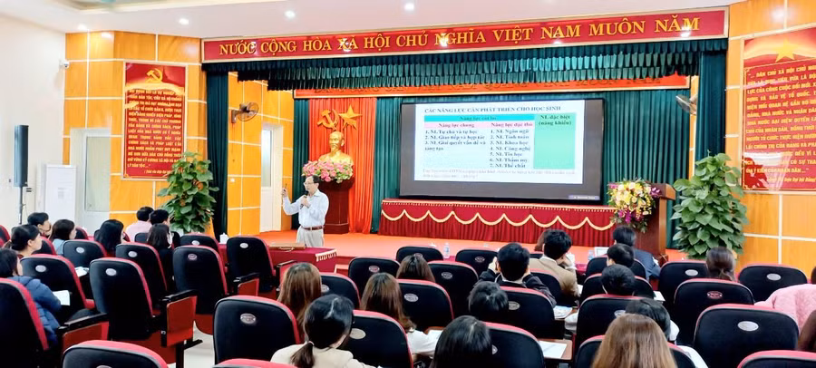 Gần 200 thầy cô của huyện Ba Vì lắng nghe diễn giả phân tích về phương pháp giảng dạy môn học theo chương trình mới.