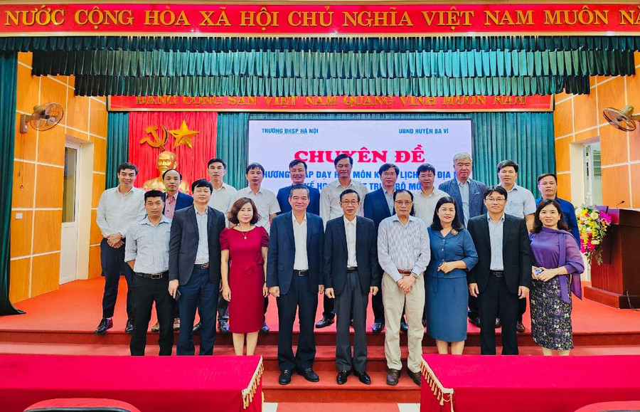 Các đại biểu tham dự buổi tập huấn chụp hình lưu niệm tại chương trình. Các đại biểu tham dự buổi tập huấn chụp hình lưu niệm tại chương trình.