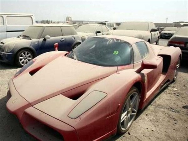 Ở Dubai, đến siêu xe cũng bị “bỏ rơi“