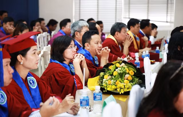 Các học viên cao học tại lễ trao bằng