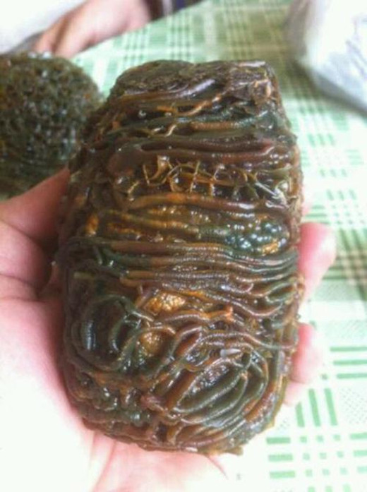 Hòn đá mang hình dạng hàng triệu con giun bò ngổn ngang lúc nhúc khiến nhiều người không khỏi giật mình, ớn lạnh.