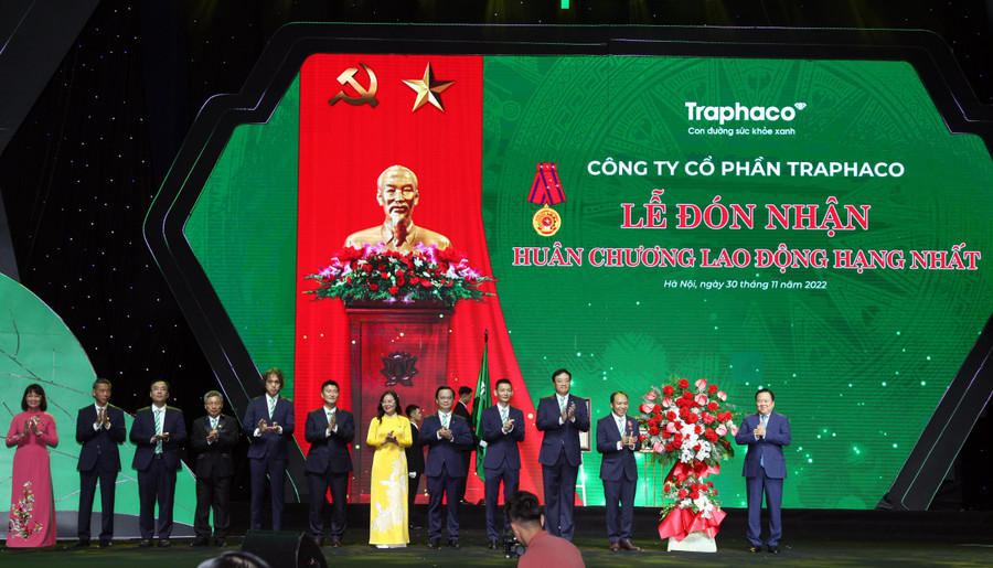 Ủy viên Trung ương Đảng, Chủ tịch Ủy ban Quản lý vốn Nhà nước tại doanh nghiệp Nguyễn Hoàng Anh tặng hoa chúc mừng Công ty cổ phần Traphaco Ủy viên Trung ương Đảng, Chủ tịch Ủy ban Quản lý vốn Nhà nước tại doanh nghiệp Nguyễn Hoàng Anh tặng hoa chúc mừng Công ty cổ phần Traphaco