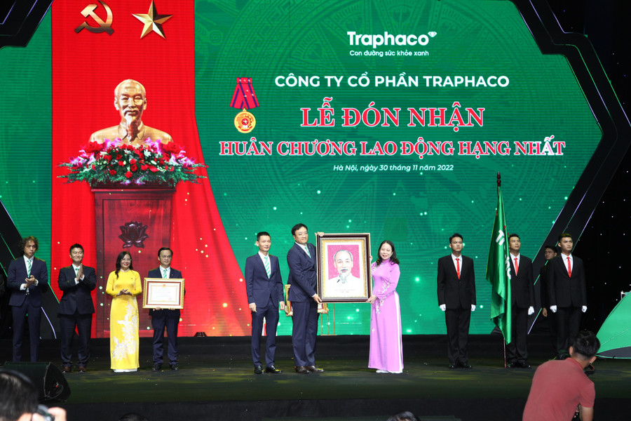 Phó Chủ tịch nước Võ Thị Ánh Xuân trao tặng ảnh Chủ tịch Hồ Chí Minh cho Công ty cổ phần Traphaco. Phó Chủ tịch nước Võ Thị Ánh Xuân trao tặng ảnh Chủ tịch Hồ Chí Minh cho Công ty cổ phần Traphaco.