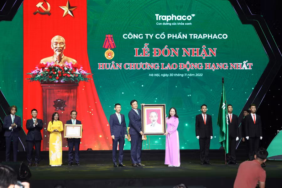Phó Chủ tịch nước Võ Thị Ánh Xuân trao tặng ảnh Chủ tịch Hồ Chí Minh cho Công ty cổ phần Traphaco.