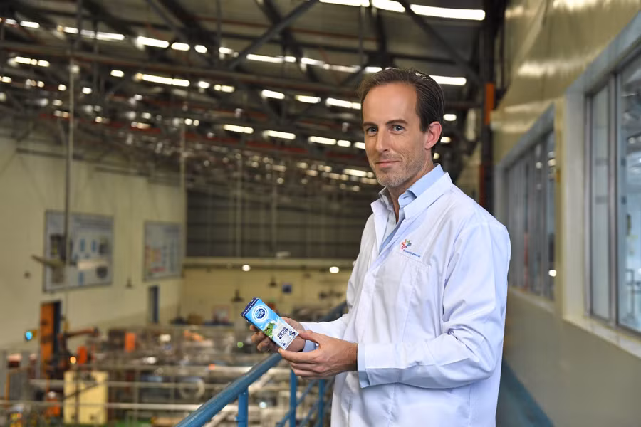 Các nhà máy của FrieslandCampina đều tuân thủ nghiêm ngặt các hoạt động bảo vệ môi trường như giảm sử dụng nhiên liệu hóa thạch, giảm thiểu phát thải khí CO2; sử dụng tiết kiệm nguồn tài nguyên nước. Ảnh: Tổng Giám đốc FCV tại nhà máy Bình Dương