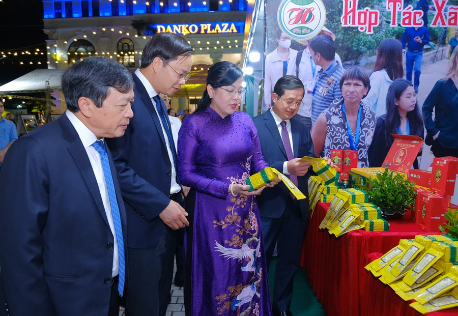 Các đại biểu tham quan không gian trưng bày, quảng bá sản phẩm du lịch địa phương. Các đại biểu tham quan không gian trưng bày, quảng bá sản phẩm du lịch địa phương.