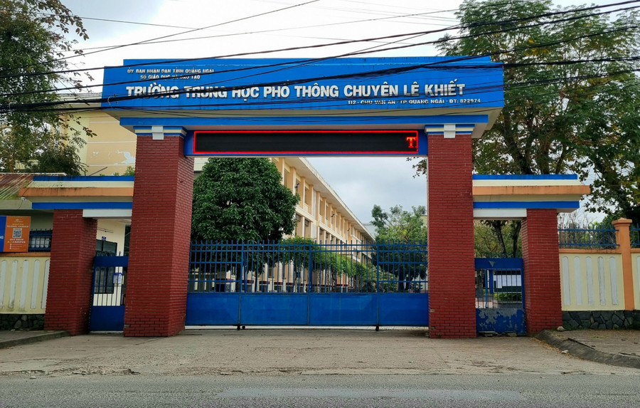 Trường THPT chuyên Lê Khiết có khoảng 1.300 học sinh. Trong đó, các em nhà xa có nhu cầu ở ký túc xá là rất lớn. Trường THPT chuyên Lê Khiết có khoảng 1.300 học sinh. Trong đó, các em nhà xa có nhu cầu ở ký túc xá là rất lớn.