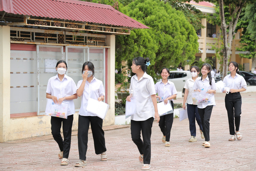 Các em thí sinh ở Bình Phước bước vào môn thi cuối của kỳ thi tốt nghiệp THPT năm nay. Ảnh: T.Lâm Các em thí sinh ở Bình Phước bước vào môn thi cuối của kỳ thi tốt nghiệp THPT năm nay. Ảnh: T.Lâm