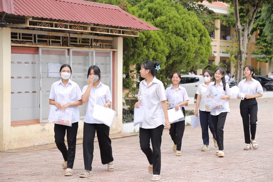 Các em thí sinh ở Bình Phước bước vào môn thi cuối của kỳ thi tốt nghiệp THPT năm nay. Ảnh: T.Lâm