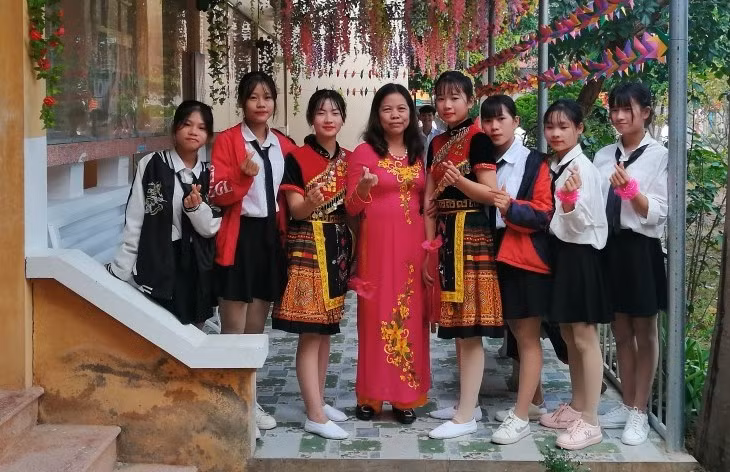 Cô giáo Nguyễn Thị Hương và học trò. (Ảnh: NVCC)