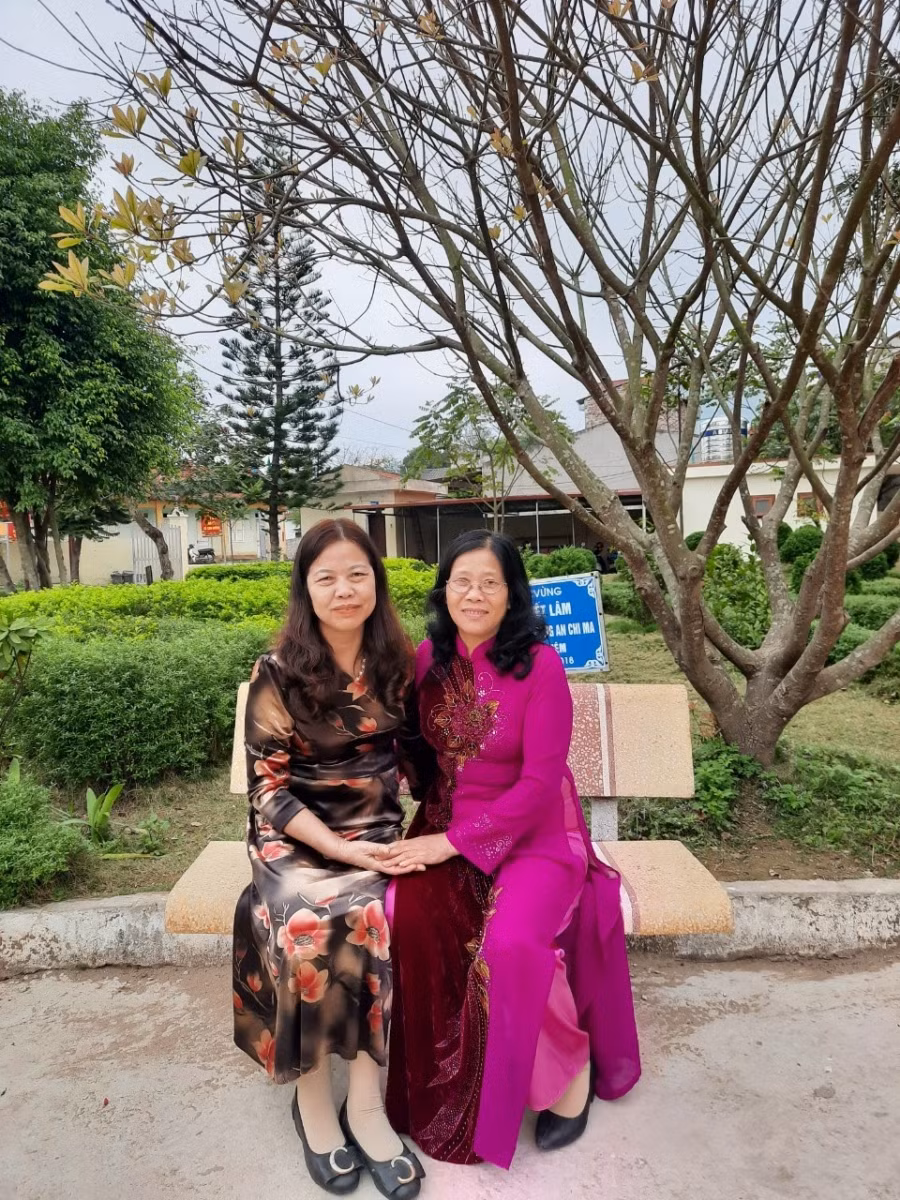 Cô giáo Nguyễn Thị Hương vui tươi bên học trò. (Ảnh: NVCC)