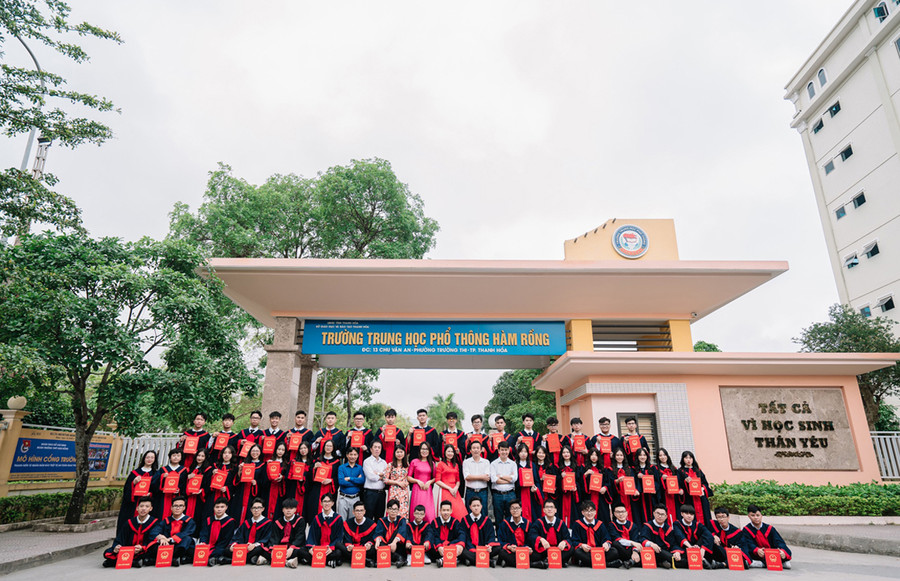 Thầy và trò lớp 12B1, Trường THPT Hàm Rồng chụp ảnh kỷ yếu. Thầy và trò lớp 12B1, Trường THPT Hàm Rồng chụp ảnh kỷ yếu.