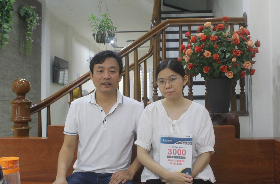 Hồng Minh và thầy giáo chủ nhiệm Lê Mạnh Hùng. Ảnh: LT Hồng Minh và thầy giáo chủ nhiệm Lê Mạnh Hùng. Ảnh: LT