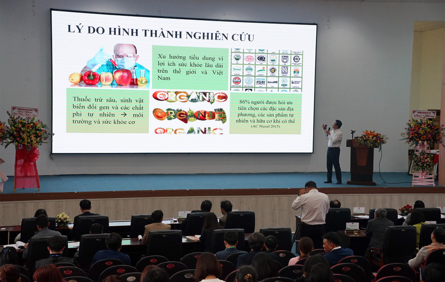 Một diễn giả trình bày tham luận tại phiên toàn thể.