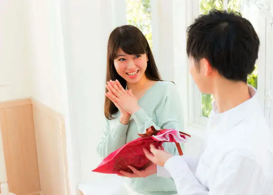 Valentine trắng tạo cơ hội để nam giới tặng cho người mình yêu những món quà xinh xắn, từ sôcôla cho đến hoa. (Ảnh: ITN).