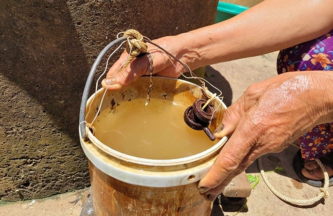 Nước nhiễm phèn khiến người dân xã Tượng Văn không thể sử dụng được. (Ảnh: NT). Nước nhiễm phèn khiến người dân xã Tượng Văn không thể sử dụng được. (Ảnh: NT).