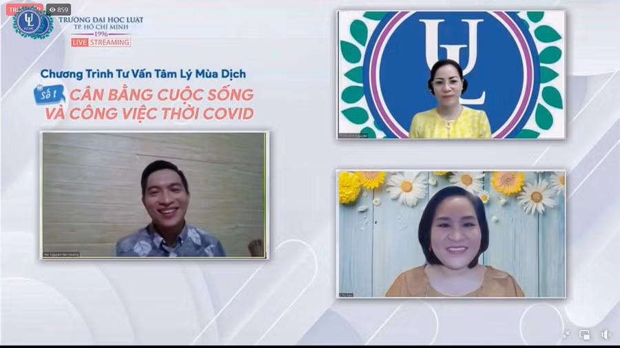 Các giảng viên ĐH Luật TPHCM tư vấn cho sinh viên qua nền tảng internet